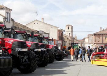 Los tractores y las grandes maquinarias agrícolas son protagonistas en las calles de Fuentepelayo. / El Adelantado
