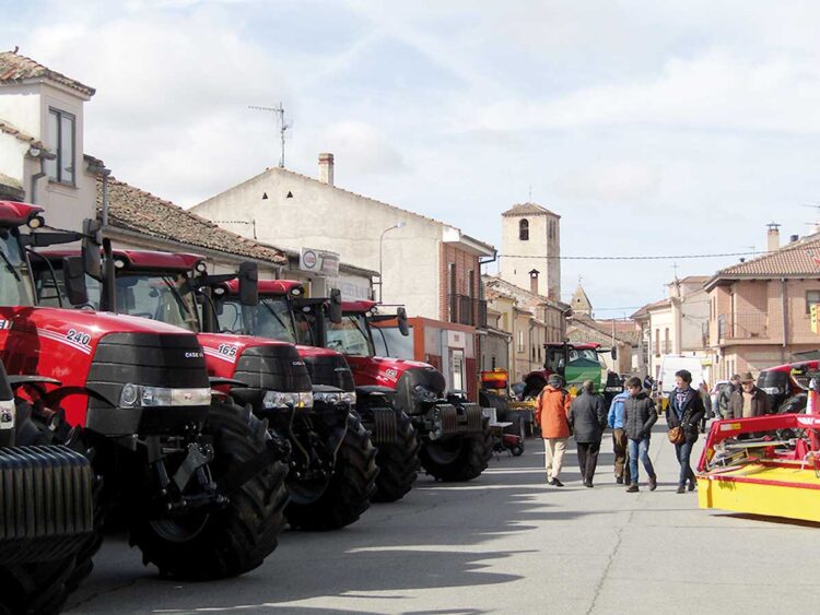 Fuentepelayo vuelve a convocar a profesionales y visitantes a la Feria de El Ángel 1 Los tractores y las grandes maquinarias agrícolas son protagonistas en las calles de Fuentepelayo. / El Adelantado