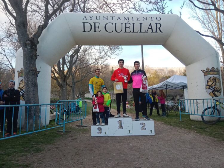 El Triatlón IMD Segovia brilla en la XIV edición del Duatlón Cross de Cuéllar 1 triatlon Un componente del Triatlón IMD Segovia en el podio./TRIATLÓN IMD SEGOVIA