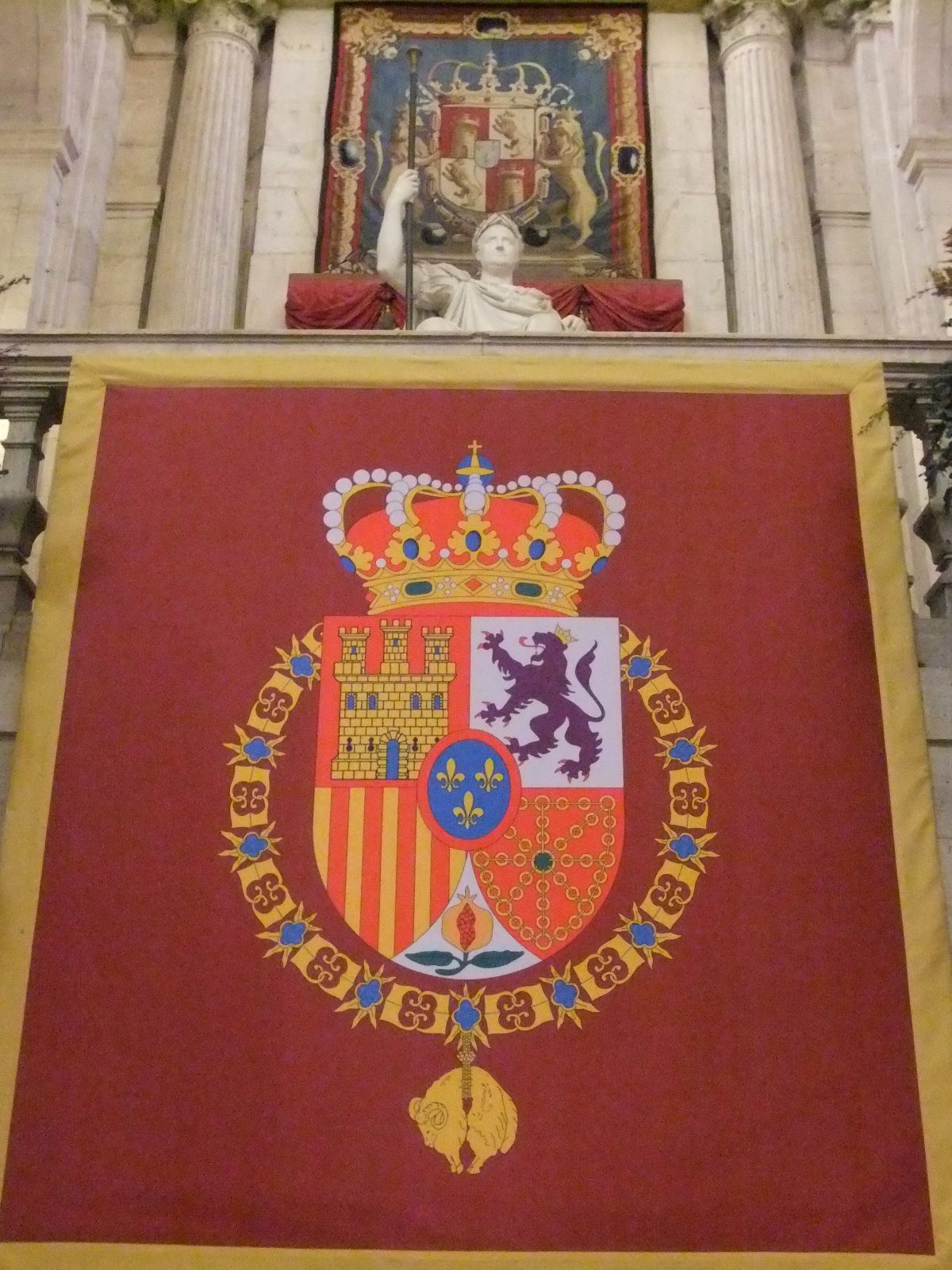 Pendón de Felipe VI en el Palacio Real de Madrid.