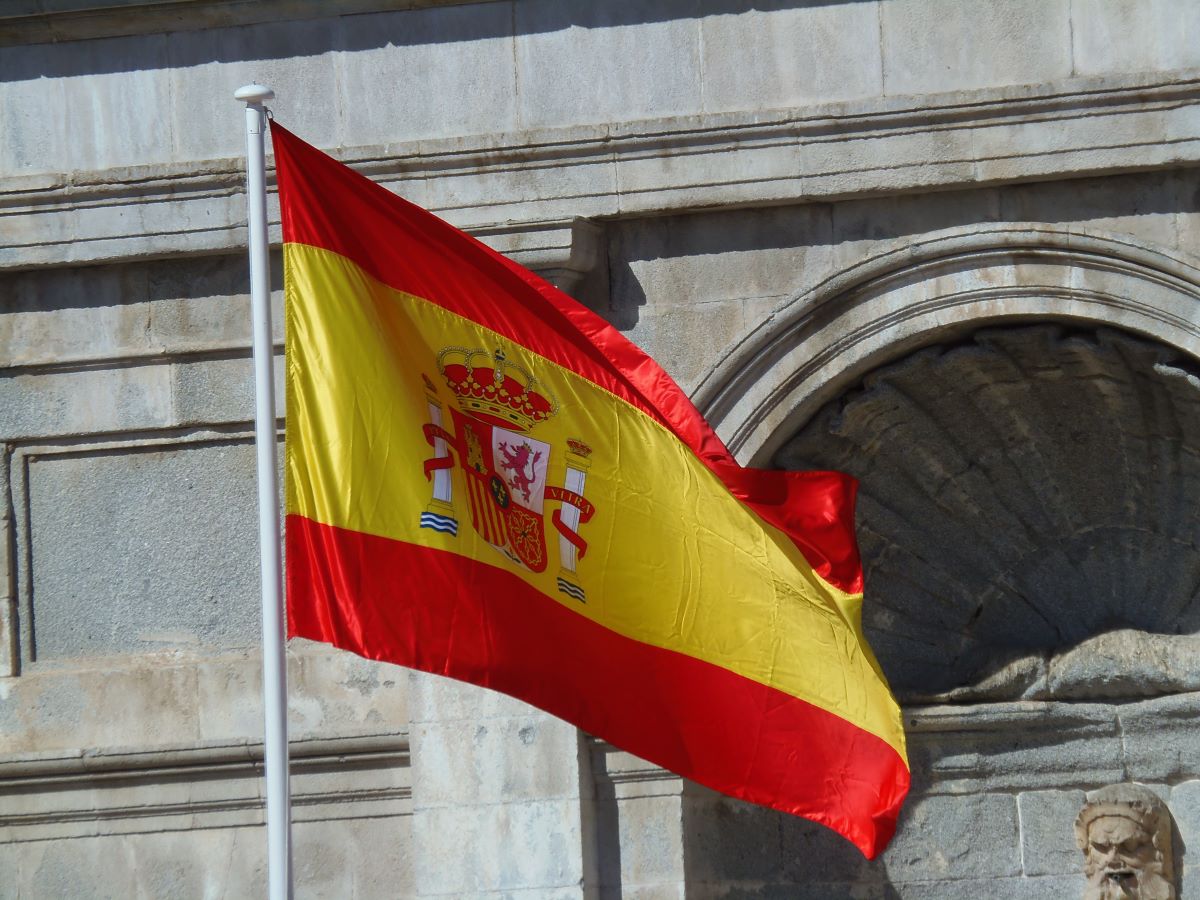 Bandera de España, puerta del palacio del Infante don Luis en Boadilla del Monte.
