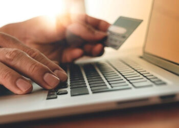 Las compras y las inversiones por Internet, son dos de los principales blancos para los estafadores.