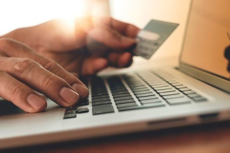 Las compras y las inversiones por Internet, son dos de los principales blancos para los estafadores.