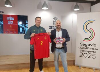 Jesús Velasco (i), junto a Jesús Garrido tras la presentación del partido ante Suiza./ AYUNTAMIENTO