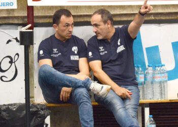 Álvaro Senovilla (d) conversa con Carlos Villagrán en el banquillo del Viveros Herol Nava./ AMADOR MARUGÁN