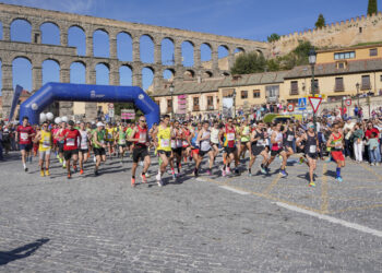 Salida de la pasada edición de la Media Maratón Ciudad de Segovia que se celebró en la mañana del domingo, 14 de abril. / E.A.