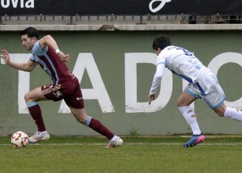 Berlanga consigue superar el marcaje de un jugador del Ourense durante el encuentro jugado en La Albuera./ JUAN MARTÍN-G. SEGOVIANA
