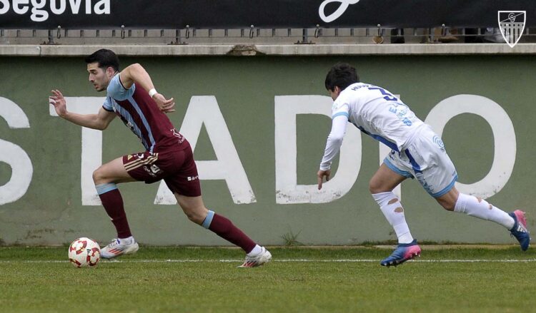 Berlanga consigue superar el marcaje de un jugador del Ourense durante el encuentro jugado en La Albuera./ JUAN MARTÍN-G. SEGOVIANA