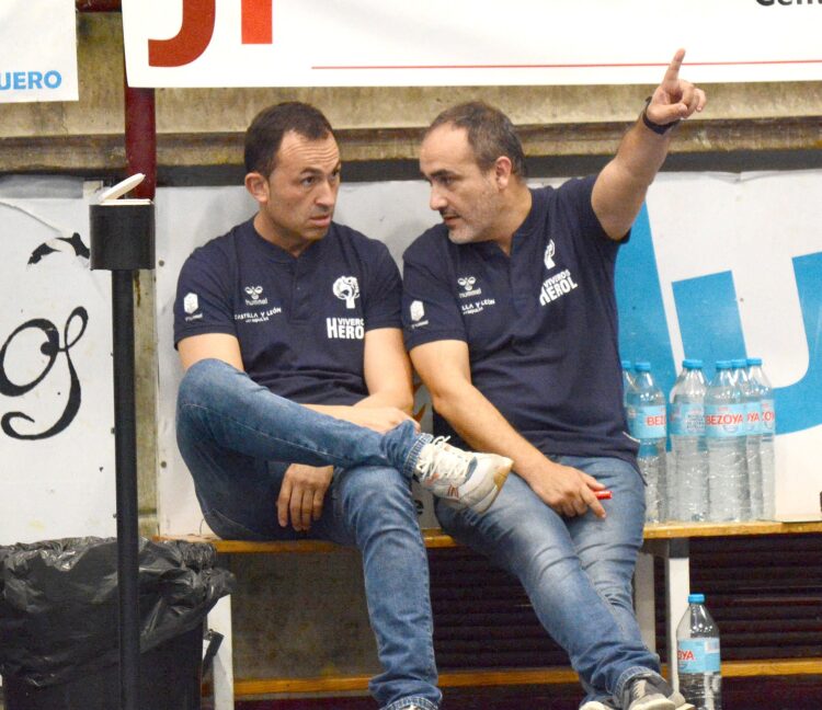 Álvaro Senovilla (d) conversa con Carlos Villagrán en el banquillo del Viveros Herol Nava./ AMADOR MARUGÁN