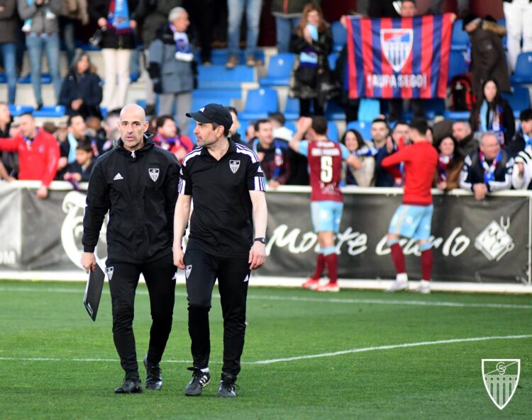 La Segoviana, ante la necesidad de abstraerse 1 Ramsés y Ricardo, al terminar el encuentro frente al Unionistas./ JUAN MARTÍN-G. SEGOVIANA