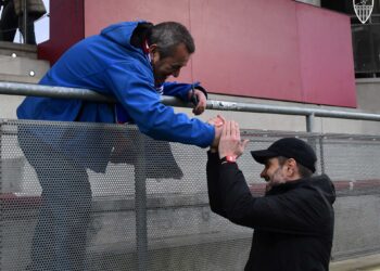 Ramsés saluda a un aficionado desplazado a Bilbao para animar al equipo./ JUAN MARTÍN-G. SEGOVIANA