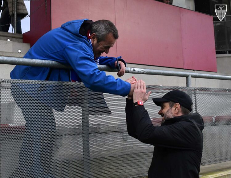 Ramsés saluda a un aficionado desplazado a Bilbao para animar al equipo./ JUAN MARTÍN-G. SEGOVIANA