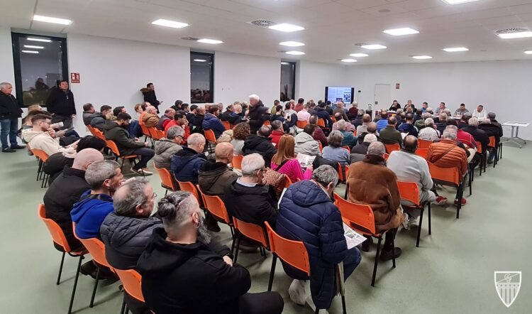Un momento de la reunión informativa de la Segoviana con sus socios./ JUAN MARTÍN-G. SEGOVIANA