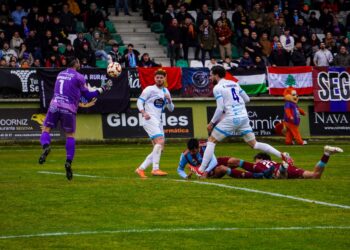 Marqueta se hace con el balón con Diego Gómez y Silva caídos en el suelo tras una acción ofensiva de la Segoviana./ HÉCTOR CRIADO