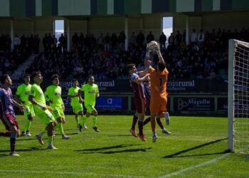 El portero visitante se hace con un balón colgado al área del Amorebieta. / HÉCTOR CRIADO