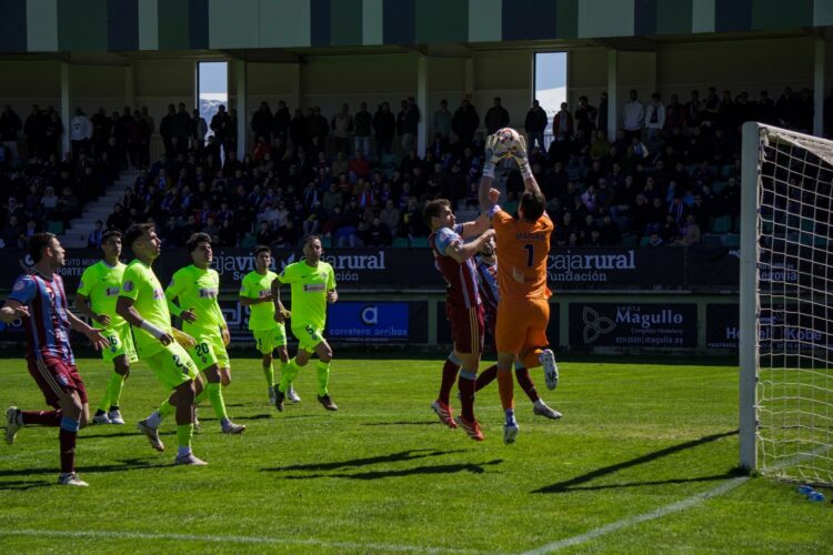 El portero visitante se hace con un balón colgado al área del Amorebieta. / HÉCTOR CRIADO