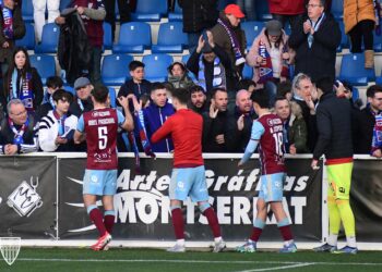 Los jugadores de la Segoviana saludan a los aficionados al acabar el partido ante Unionistas./ JUAN MARTÍN-G. SEGOVIANA