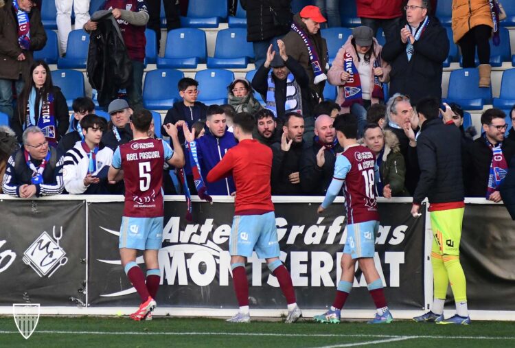 Los jugadores de la Segoviana saludan a los aficionados al acabar el partido ante Unionistas./ JUAN MARTÍN-G. SEGOVIANA