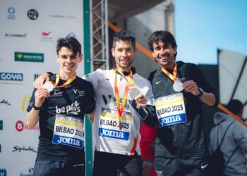 Javi Guerra, en el centro junto a sus compañeros./ FOTORUNNERS