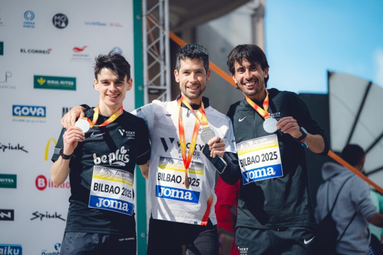 Javi Guerra apunta al Europeo de Media Maratón con tres medallas en Bilbao 1 Javi Guerra, en el centro junto a sus compañeros./ FOTORUNNERS