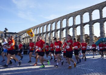 Miembros del ejército de tierra, comenzando la carrera,. / MARIO ANTÓN