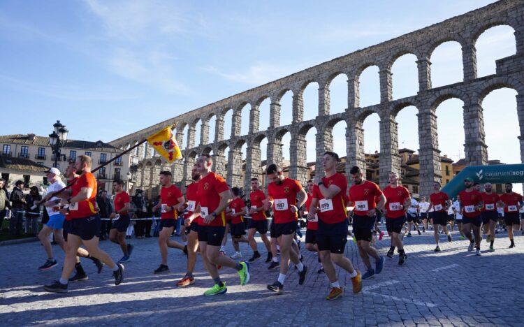Juan Bueno se estrena como ganador, y Katherine Tisalema repite victoria en la Media Maratón de Segovia 1 Miembros del ejército de tierra, comenzando la carrera,. / MARIO ANTÓN