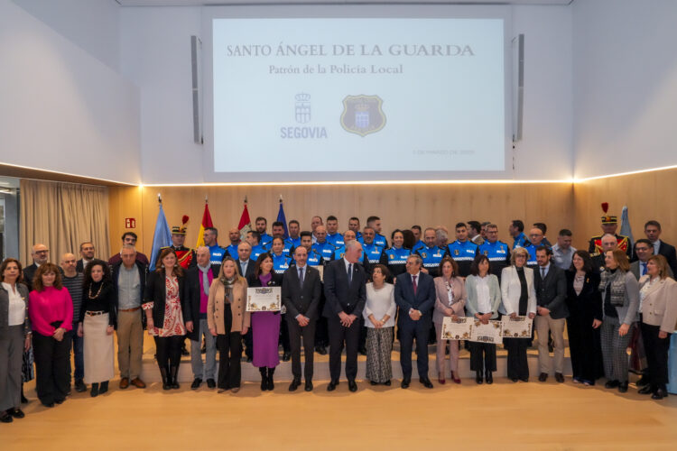 La Policía Local celebra el Santo Ángel de la Guarda 1 Agentes y autoridades premiados en la ceremonia.