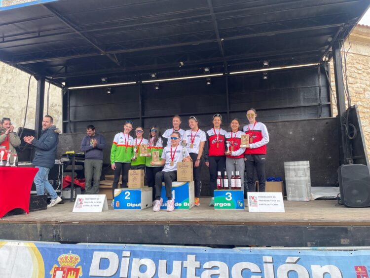 El equipo femenino del Triatlón Lacerta (i) en la segunda plaza del podio./ LACERTA