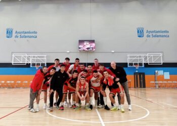 Los jugadores del Dibaq CD Base celebran su victoria en Salamanca./ CD BASE