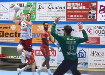 Óscar Marugán entra desde el extremo para intentar superar al portero del Bada Huesca./ AMADOR MARUGÁN