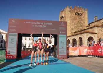 Marina Muñoz (i) con la ganadora y la tercera clasificada. / FETRI
