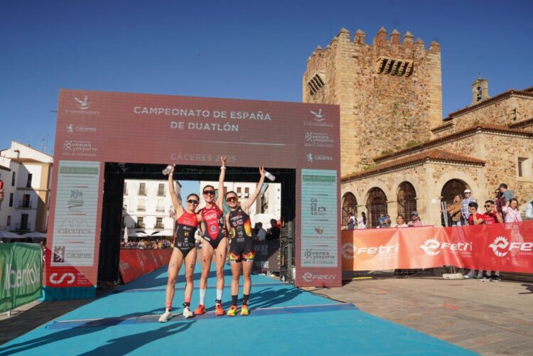 Marina Muñoz logró el subcampeonato de España de duatlón élite 1 Marina Muñoz (i) con la ganadora y la tercera clasificada. / FETRI