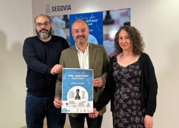 El concejal Sergio Calleja, junto a los organizadores del torneo./ AYUNTAMIENTO