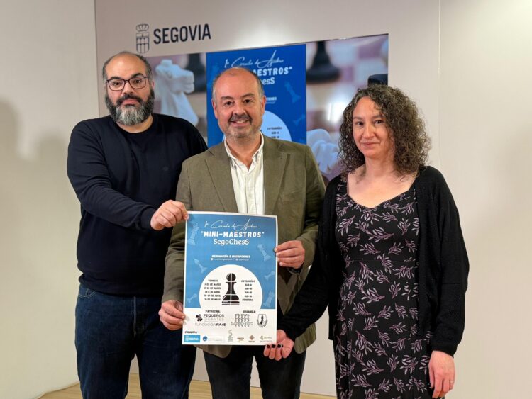 La ciudad acoge el primer circuito de ajedrez ‘Mini-Maestros’ SegoChess 1 El concejal Sergio Calleja, junto a los organizadores del torneo./ AYUNTAMIENTO