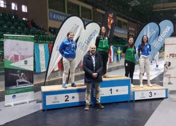 Candela Campoamor, en lo más alto del podio./ ESGRIMA SEGOVIA