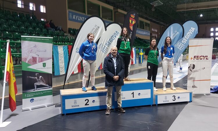 Candela Campoamor, en lo más alto del podio./ ESGRIMA SEGOVIA
