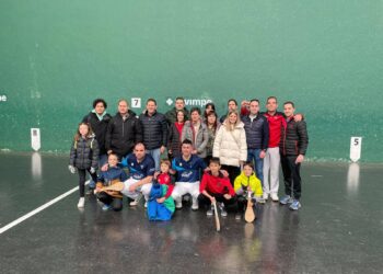 La familia del CP Vallelado, en Pamplona tras lograr el triunfo./ CP VALLELADO