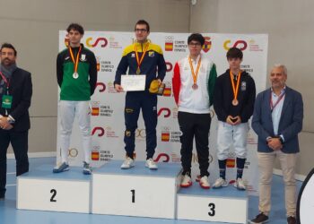 Rodrigo Ramón (i) en el podio del Campeonato de España./ ESGRIMA SEGOVIA