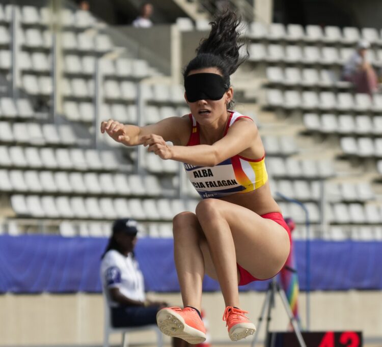 Los atletas ciegos buscarán en Segovia su puesta a punto para el Mundial 1 La medallista paralímpica Alba García Falagán, durante un salto de longitud./ FEDC