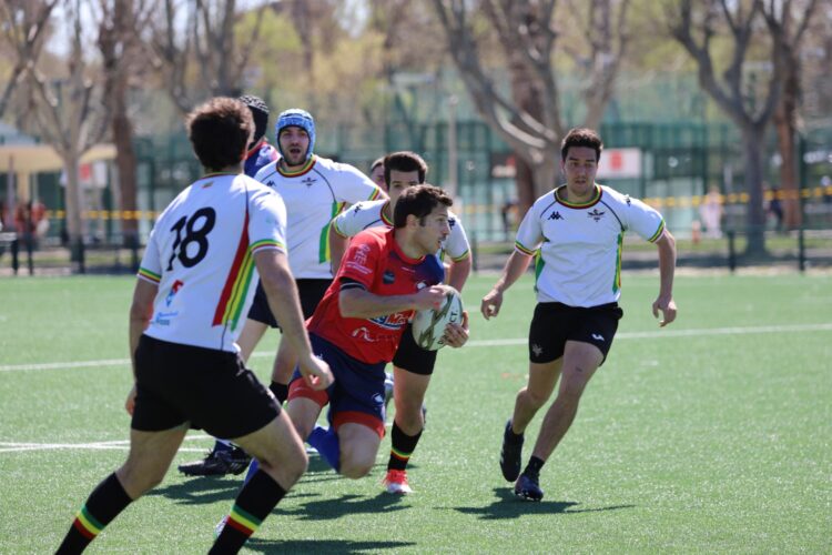 El jugador del BigMat Tabanera Lobos trata de avanzar rodeado de contrarios./ RAC LOBOS