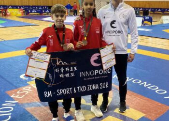 Los medallistas del club, junto a su maestro Raúl Maroto./ RM-SPORT