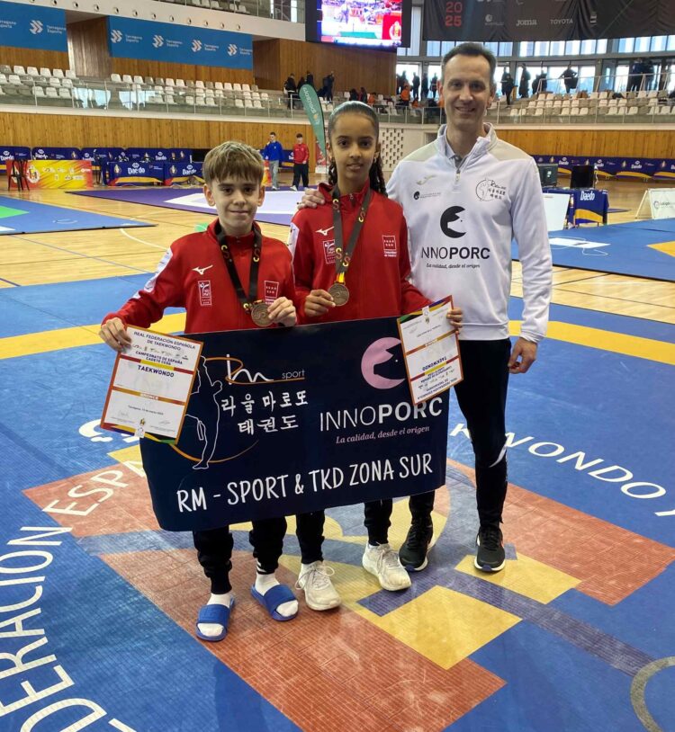 Los medallistas del club, junto a su maestro Raúl Maroto./ RM-SPORT