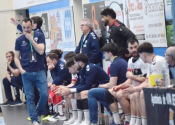 Carlos Villagrán, pensativo en el banquillo mientras los jugadores observan el juego./ AMADOR MARUGÁN