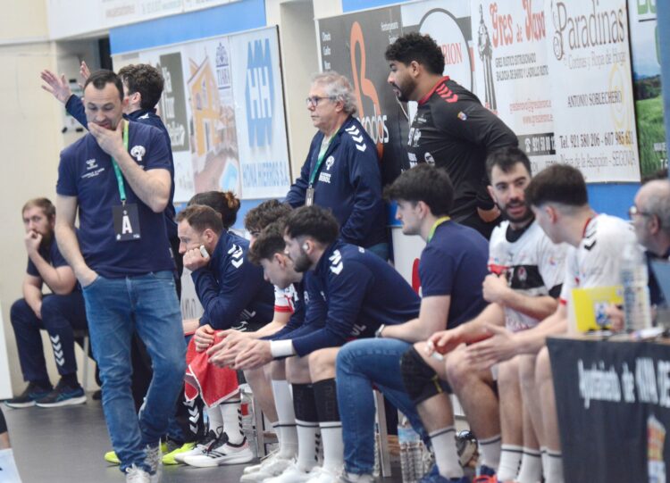 Carlos Villagrán, pensativo en el banquillo mientras los jugadores observan el juego./ AMADOR MARUGÁN