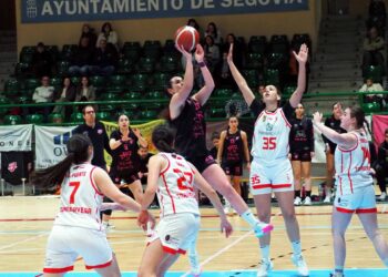 Marta Rivera consigue lanzar a canasta entre las defensoras visitantes./ JESÚS GÓMEZ