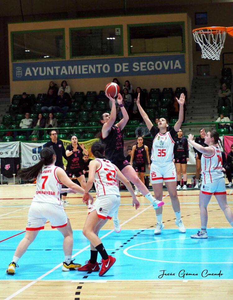 Marta Rivera consigue lanzar a canasta entre las defensoras visitantes./ JESÚS GÓMEZ