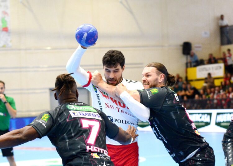 Borja Méndez, frenado por la defensa del pontano Ramos./ AMADOR MARUGÁN