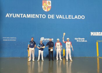 Charrás y Divi, a la izquierda, en los prolegómenos del partido de paleta frente a Aguirre y Vacas./ CP VALLELADO