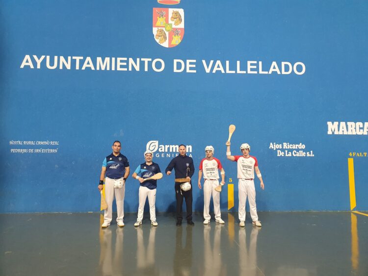 El Vallelado cierra la liga regular con un empate frente al Adurtza 1 Charrás y Divi, a la izquierda, en los prolegómenos del partido de paleta frente a Aguirre y Vacas./ CP VALLELADO