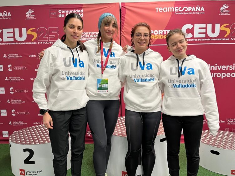 Equipo femenino de campo a través, con Sandra San Miguel./ UVA